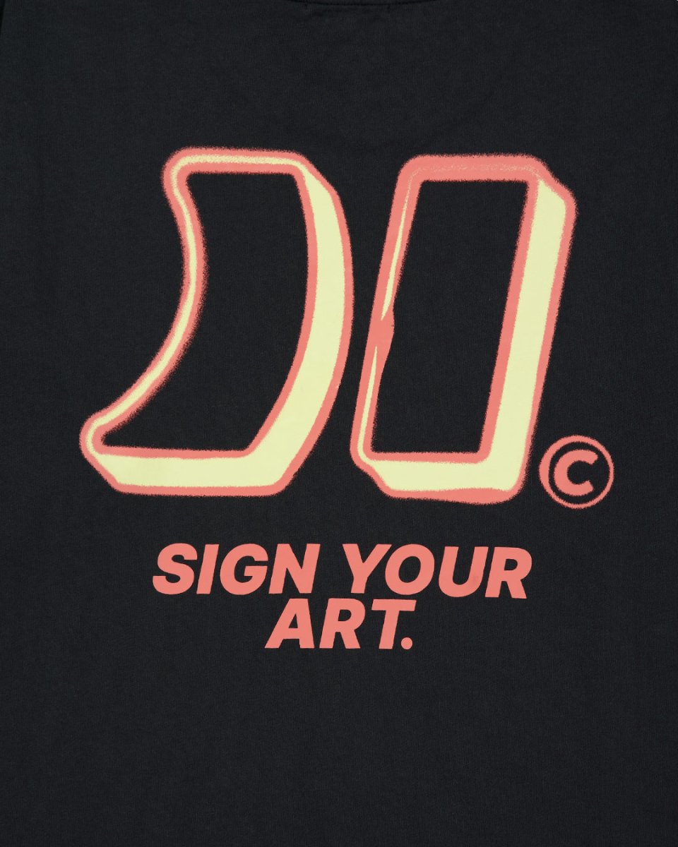Camiseta negra icónica